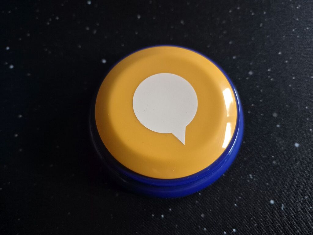 Ein Timer in Form eines gelben Buzzers mit einer weißen Sprechblase.