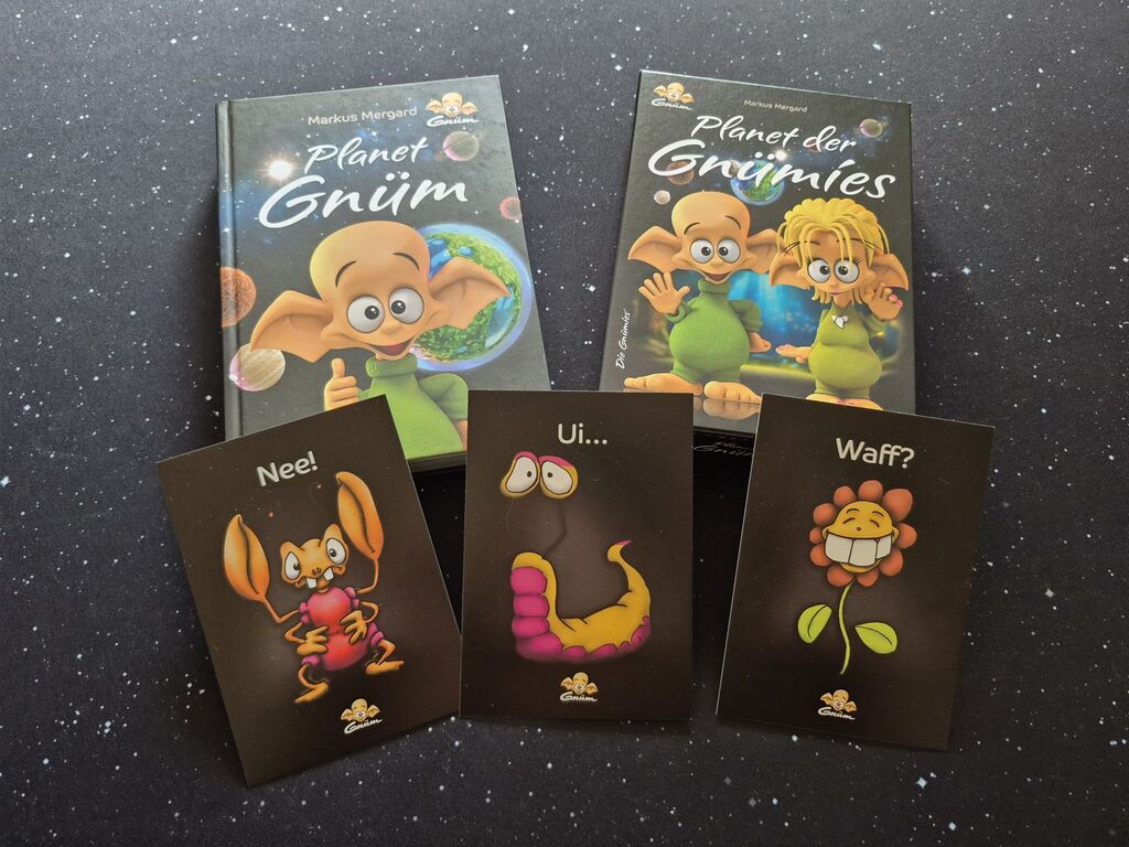 Ein Buch, ein Spiel und drei Postkarten.