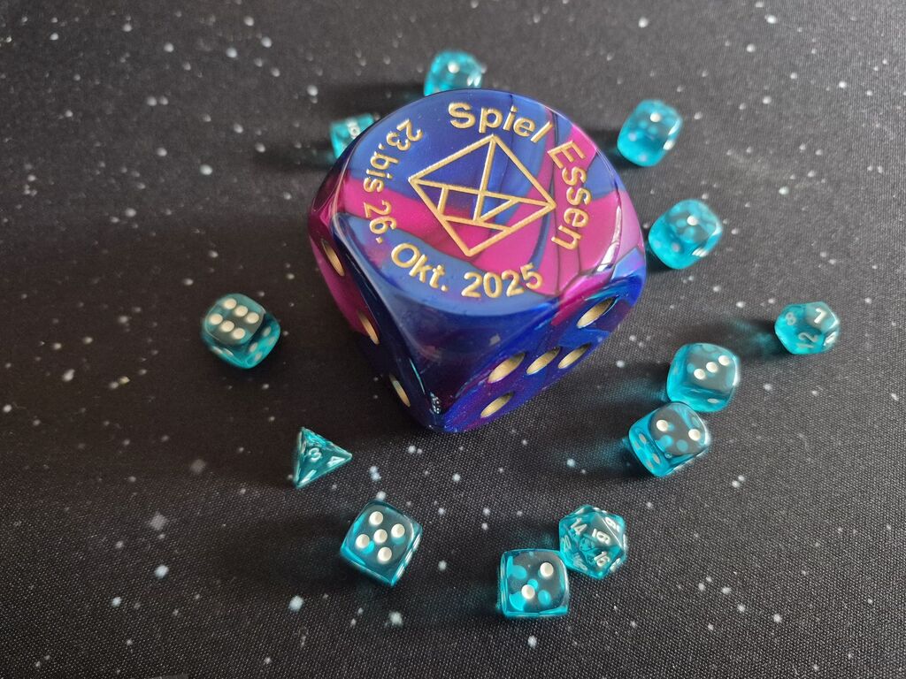 Ein sehr großer und viele kleine Würfel.