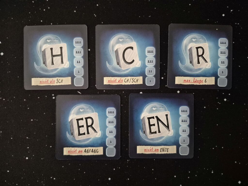 Fünf Karten mit Buchstaben, Text und einer Felderreihe.