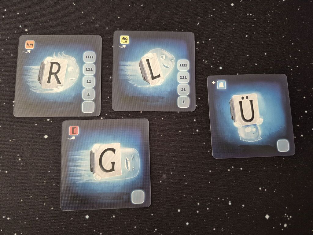 Vier Karten mit Buchstaben und Symbolen.
