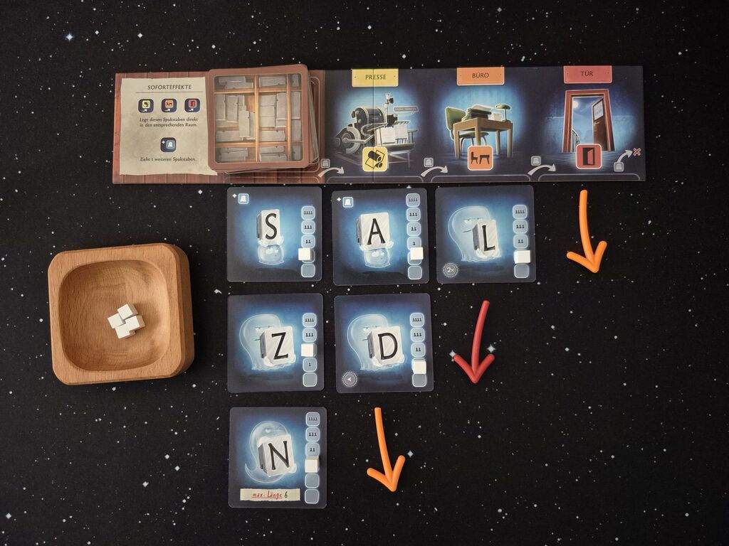 Neben dem eben beschriebenen Spielmaterial liegen Pfeile, die nach unten zeigen.