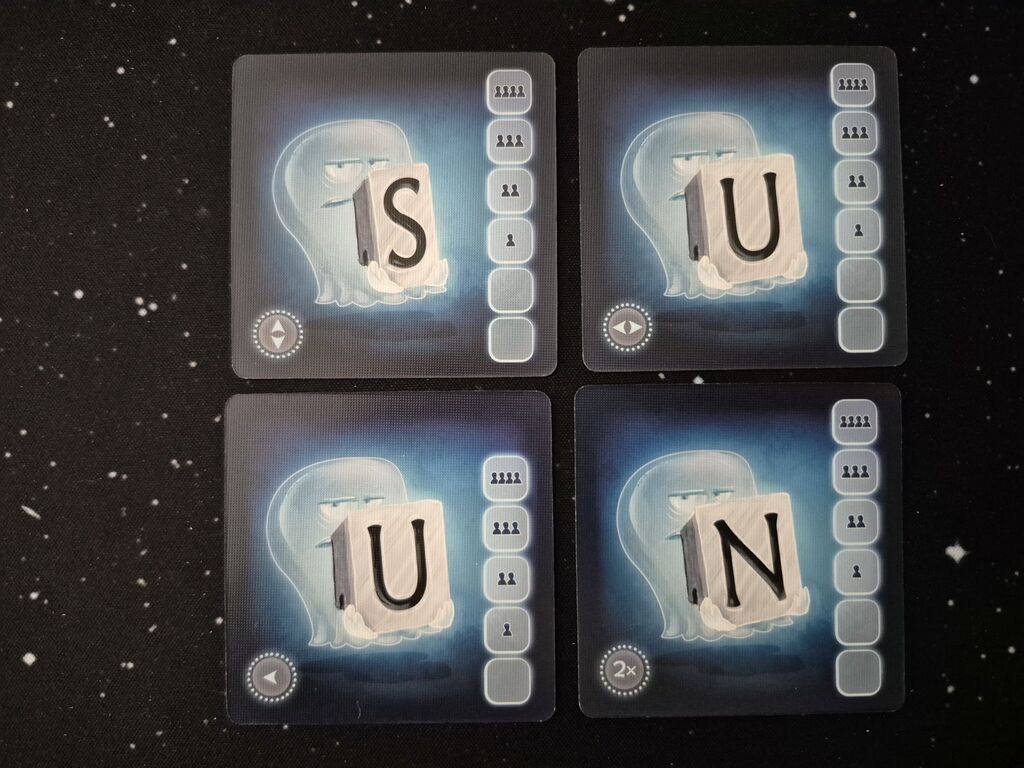 Vier Karten mit Buchstaben, einer Reihe Felder und einem Symbol.