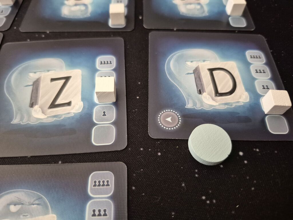 Zwei Karten mit Markern und den Buchstaben D und Z.