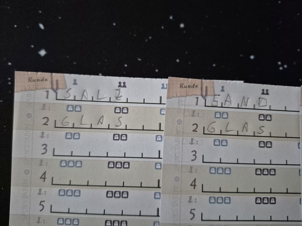 Zwei Blätter vom Spielblock, in der zweiten Reihe steht auf beiden das Wort "Glas".