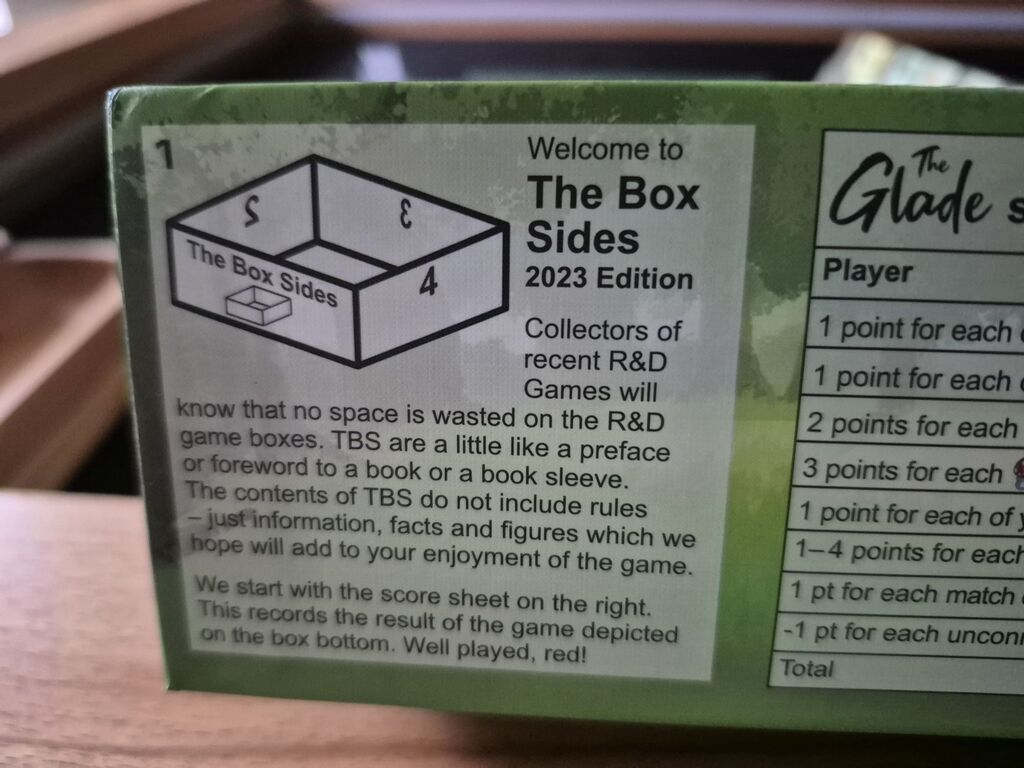 Ein Teil des äußeren Rands der Spielschachtel.