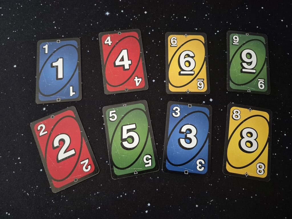 Karten in vier Farben mit den Werten eins bis neun.
