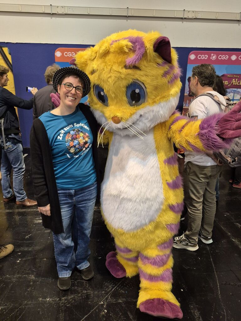 Eine Frau und eine lebensgroße Plüschkatze.