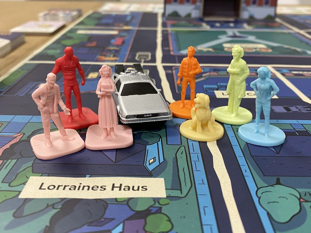 Spielfiguren und ein Spielzeugauto.