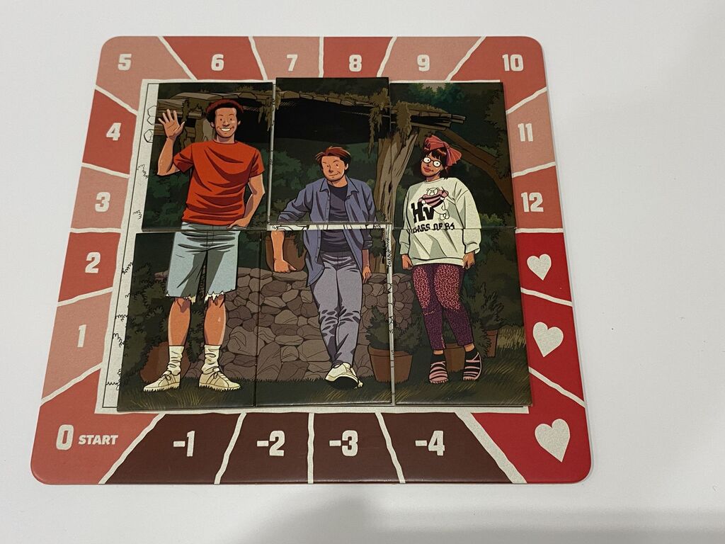 Ein comicartiges Bild von zwei Jungen und einem Mädchen besteht aus sechs Plättchen.