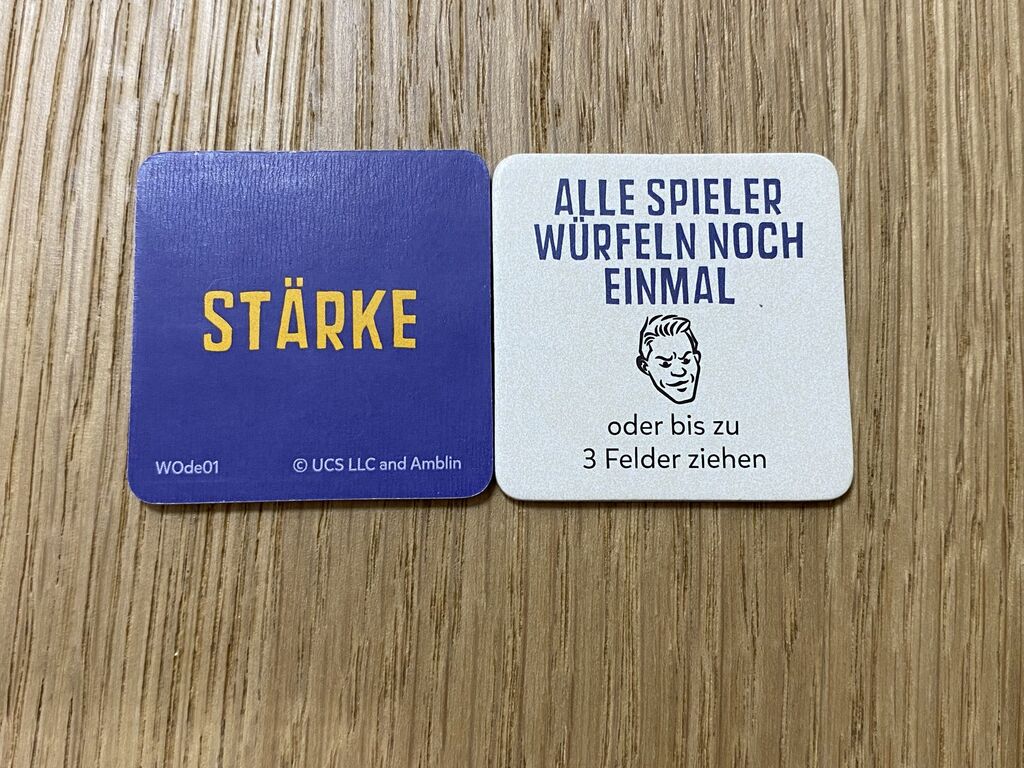 Zwei Plättchen mit Text.