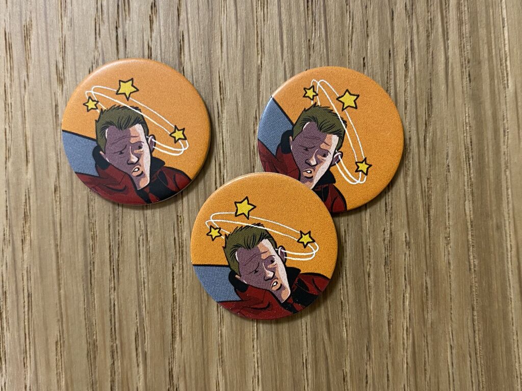 Drei Marker mit einem Kopf, um den Sterne kreisen.