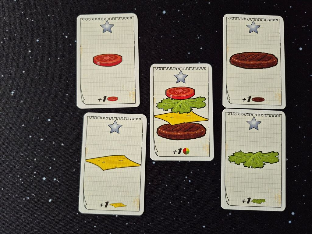 Fünf Karten mit einem silbernen Stern und Zutaten.