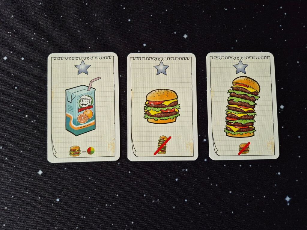 Drei Karten mit Burgern, einem Trinkpäckchen und Symbolen.