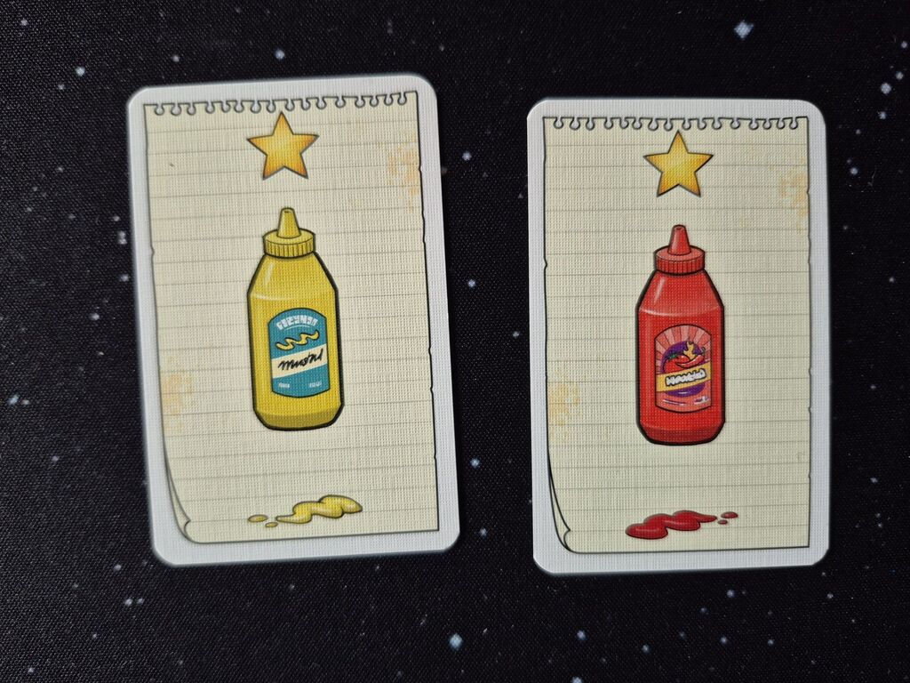 Zwei Karten mit goldenem Stern und je einer Soßen-Flasche.