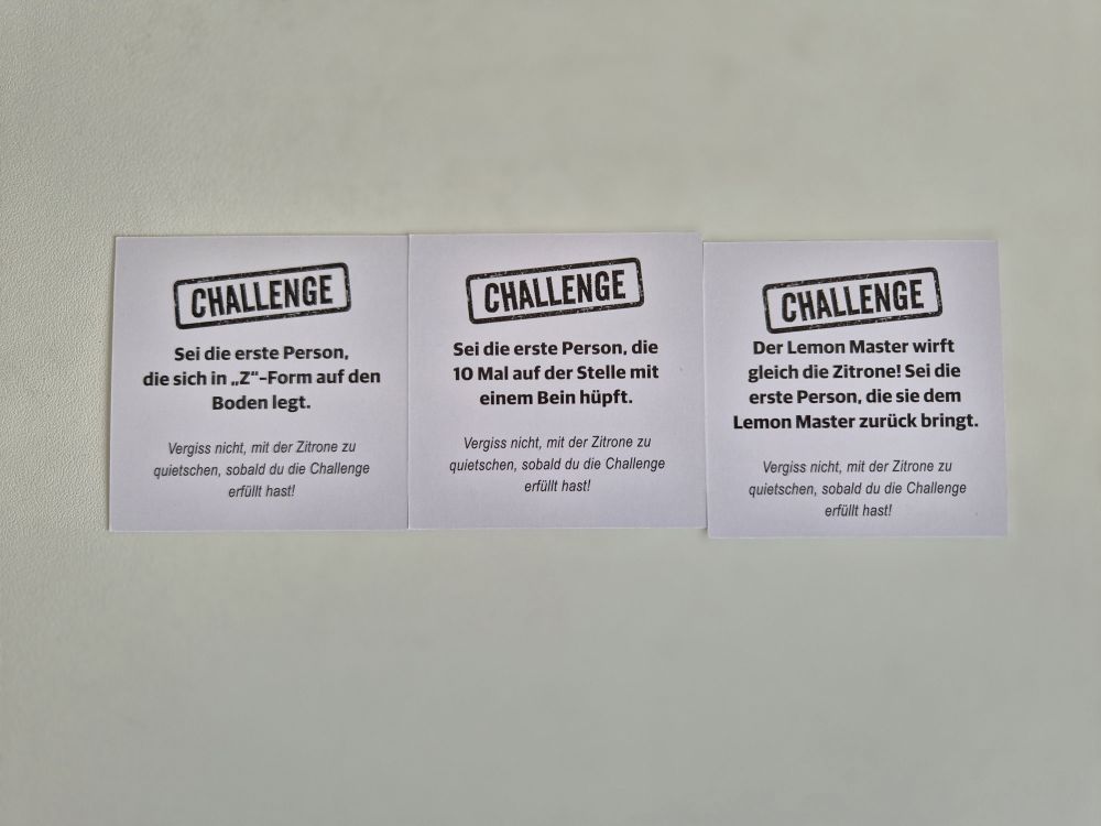 Drei Karten mit Text.