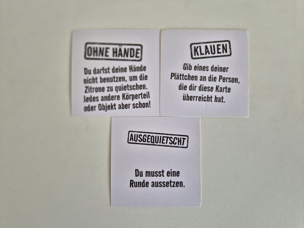 Drei Karten mit Text.