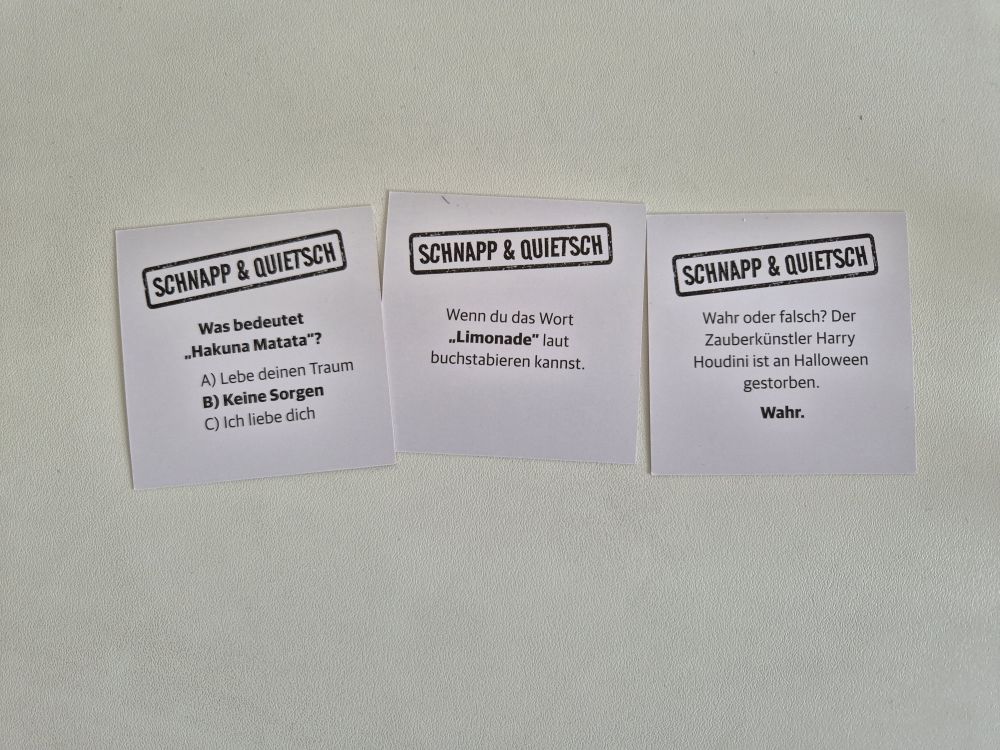 Drei Karten mit Text.