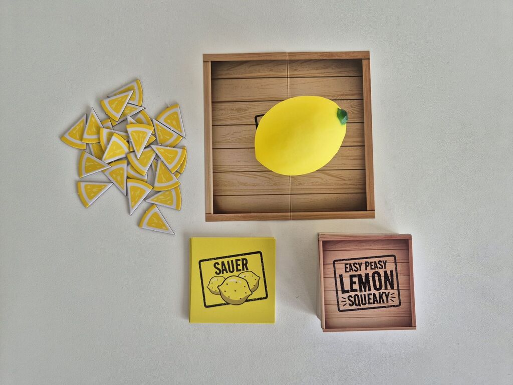 Das Spielmaterial von "Easy Peasy Lemon Squeaky".
