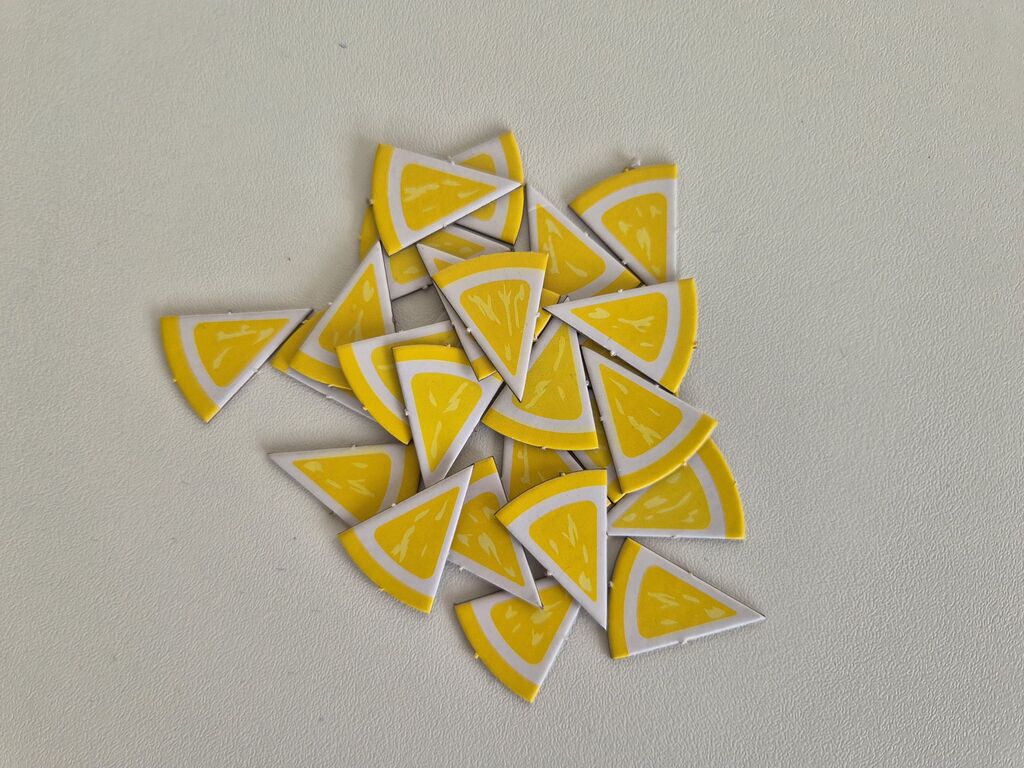 Ein Haufen Plättchen in Form eines Stücks Zitrone.