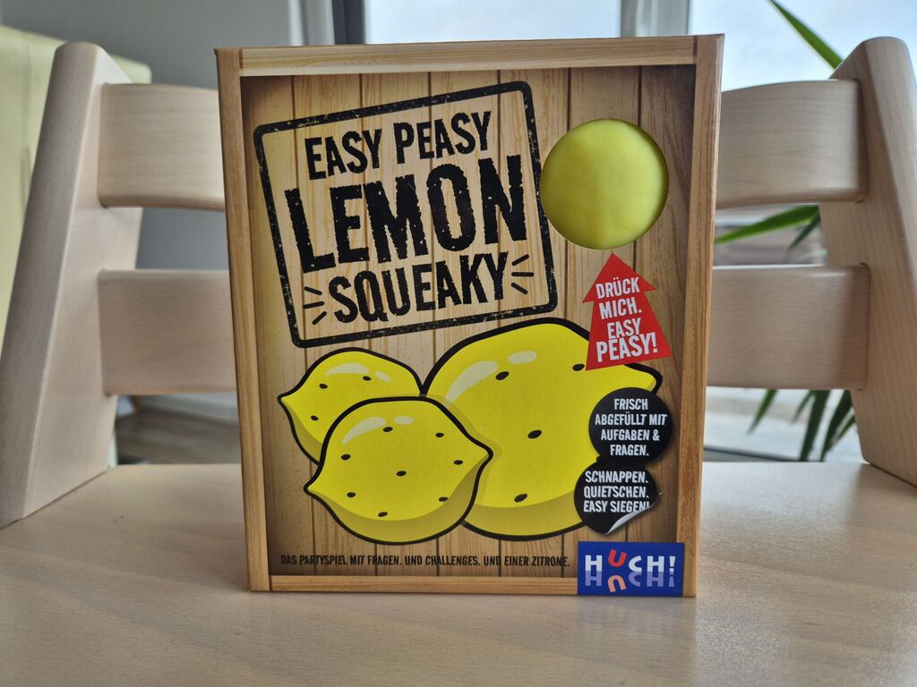 Das Cover von "Easy Peasy Lemon Squeaky".