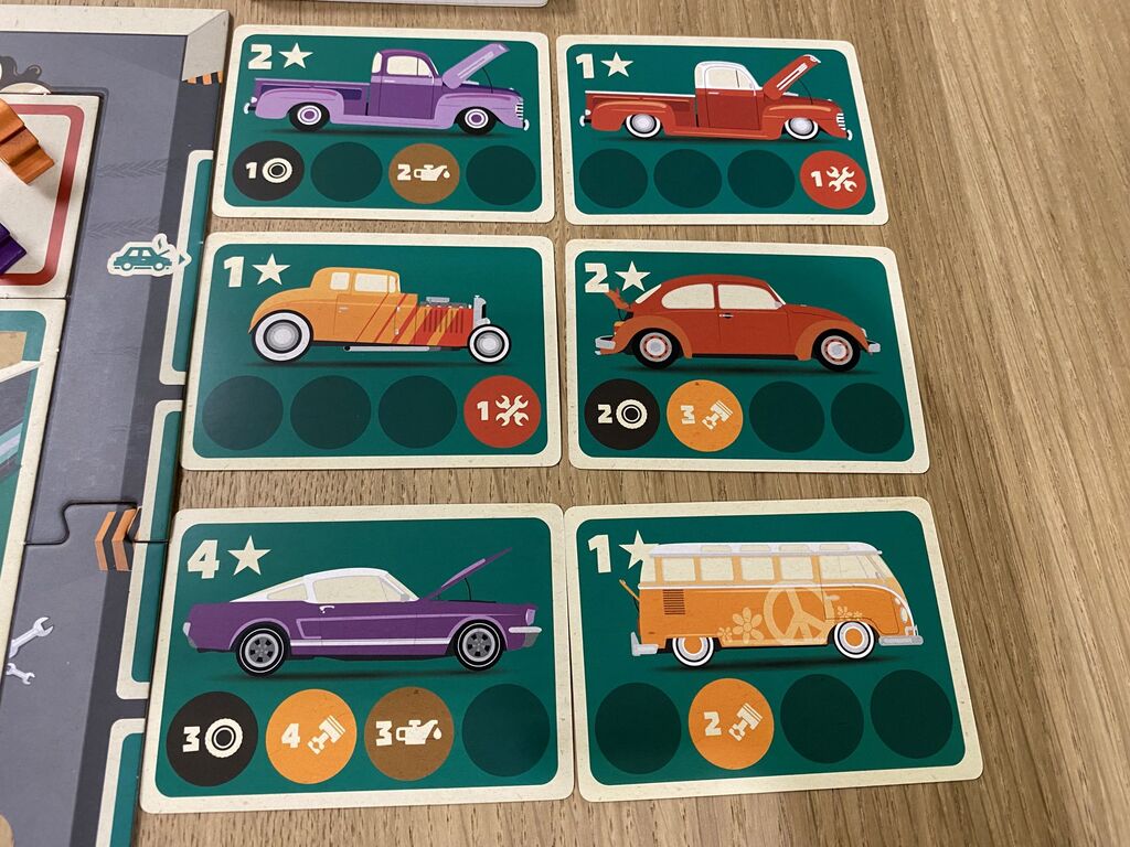 Karten mit Autos und Feldern mit Symbolen.