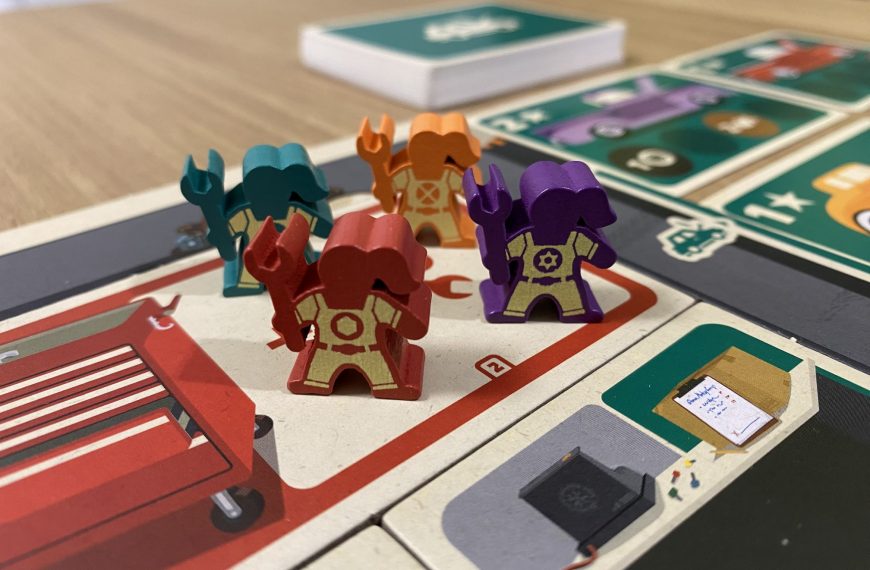 Vier Spielfiguren auf dem Spielplan.