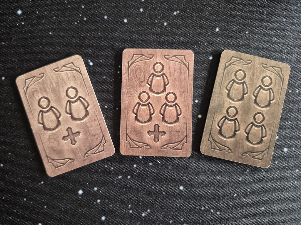 Drei Plättchen, mit Symbol für zwei, drei oder vier Spieler.