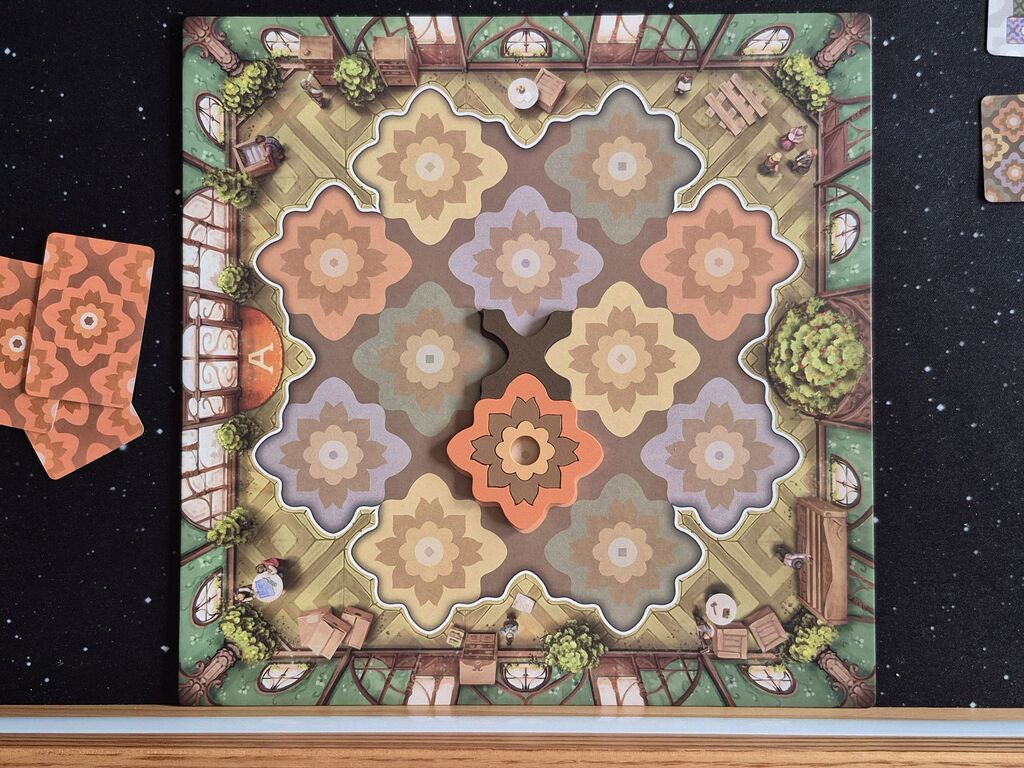 Drei Karten neben dem Spielplan, darauf vier Bauteile.