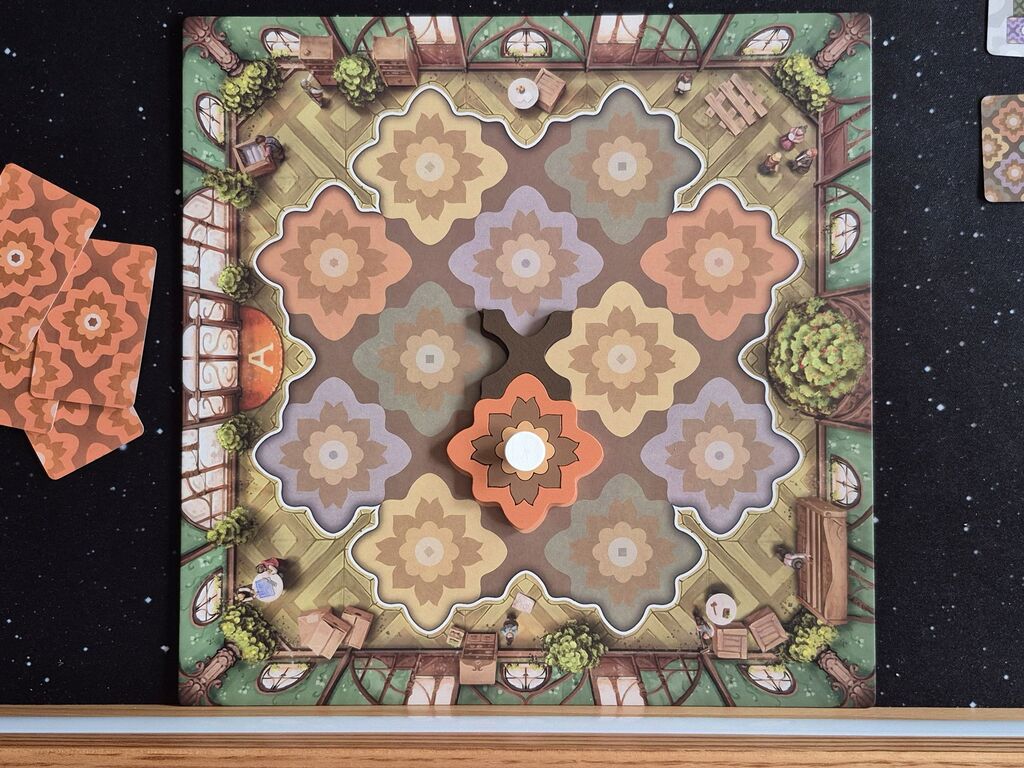 Vier Karten neben dem Spielplan, darauf fünf Bauteile.