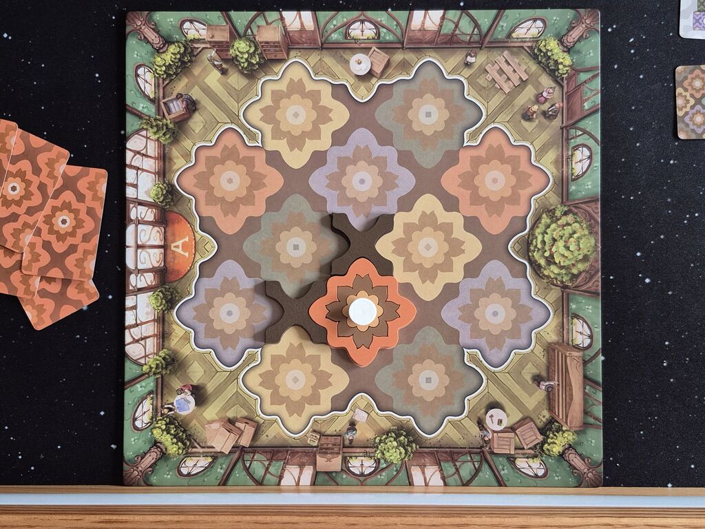 Fünf Karten neben dem Spielplan, darauf sechs Bauteile.