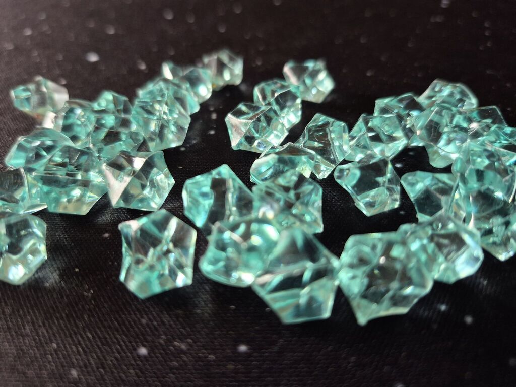 Hellblaue Kristalle aus Kunststoff.