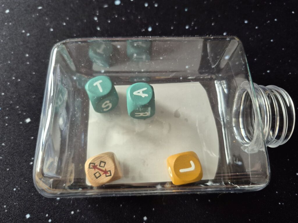 Eine Kunststoffflasche, in der der Würfel Buchstaben zeigen, einer zeigt ein Symbole.