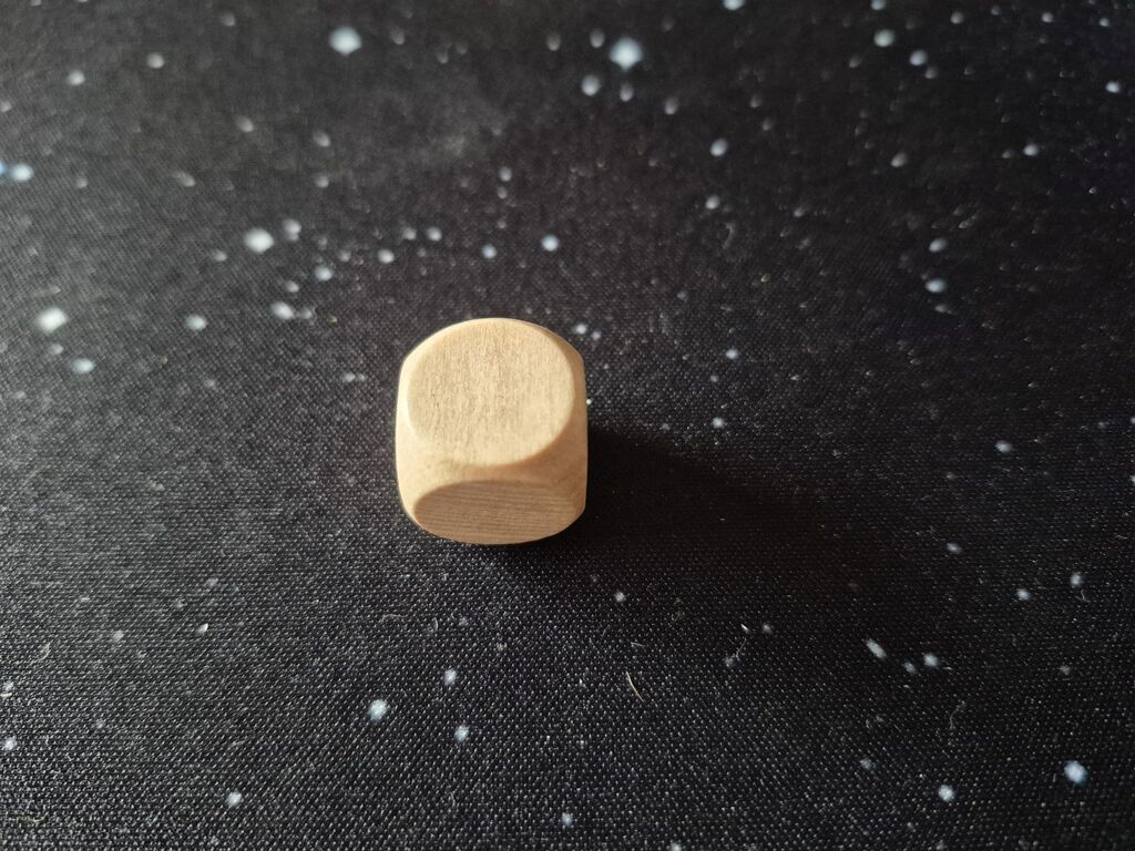 Ein Würfel mit einer leeren Seite oben.