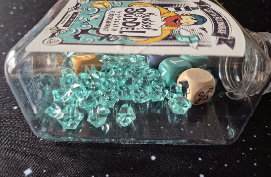 Eine Kunststoffflasche mit dem Spielmaterial von "Kuddel Buddel".