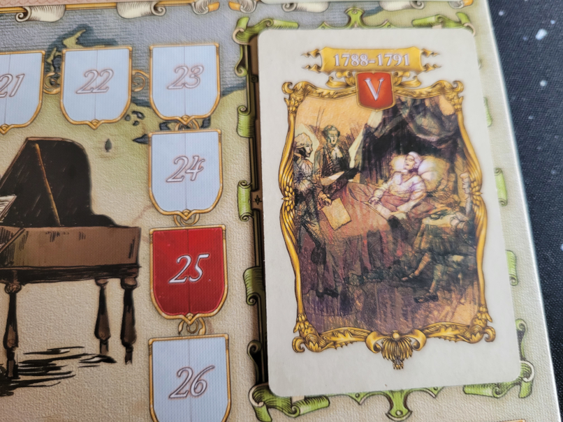 Ein Kartenstapel liegt auf dem Spielplan.