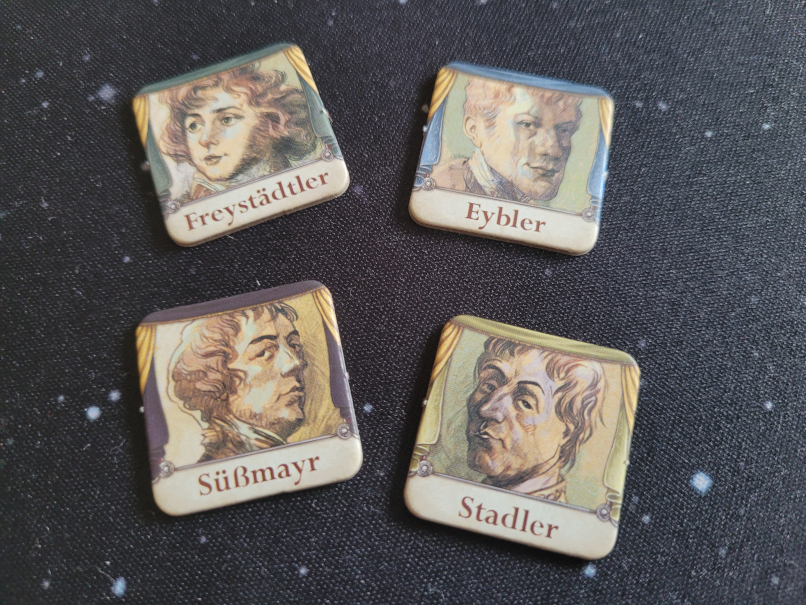 Vier Plättchen mit Köpfen und Namen.