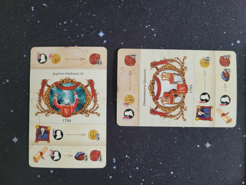 Zwei Karten, eine liegt hochkant, eine quer.