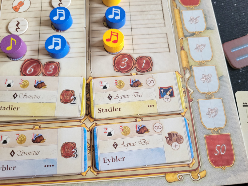 Plättchen und Marker mit vielen Symbolen auf dem Spielplan von "Lacrimosa".