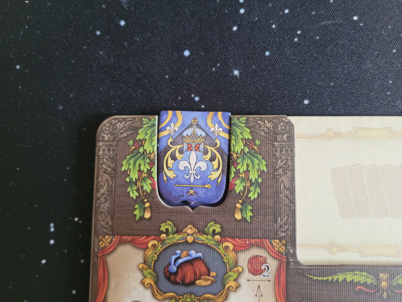 Ein Marker liegt in einem passenden Platz auf dem Spielplan.