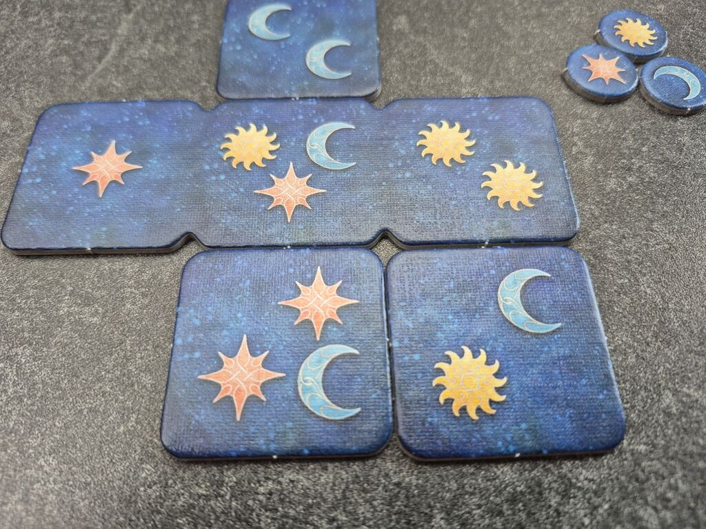 Plättchen liegen in einem Raster.