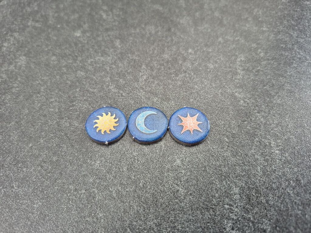 Drei runde Plättchen.