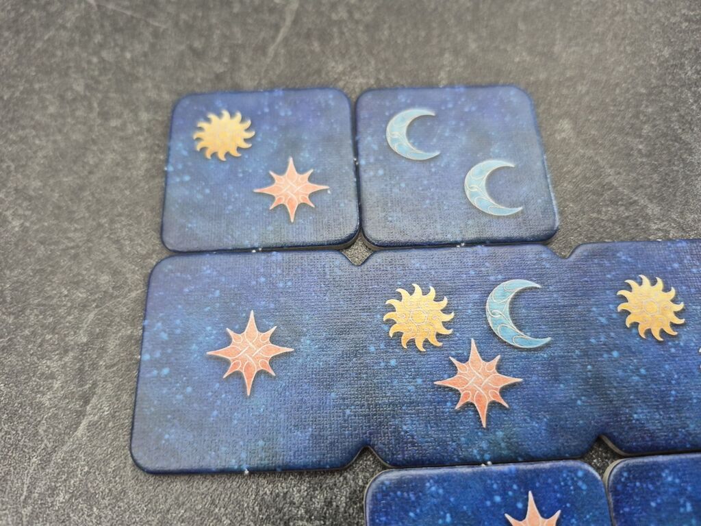 Plättchen mit zwei Sonnen, drei Monden, drei Sternen aus "Lumonis".