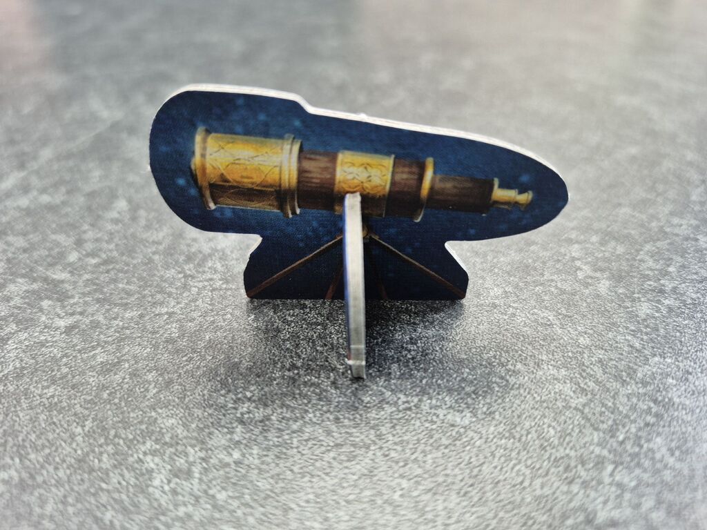 Spielfigur in Form eines Teleskops.