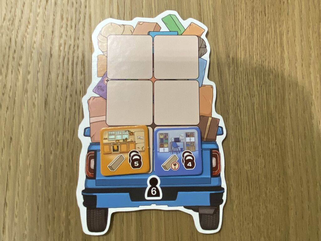 Ein Auto mit sechs Feldern und zwei Plättchen.