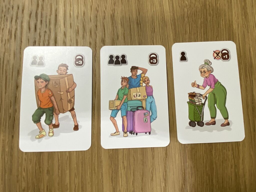 Drei Karten mit Personen und Symbolen.