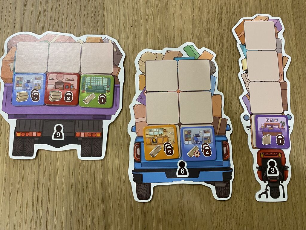 Plättchen in Form eines LKW, Autos und Rollers von "Moving Day".