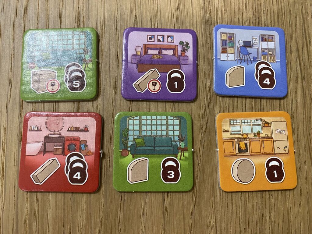 Sechs Plättchen mit Illustration und Symbolen.