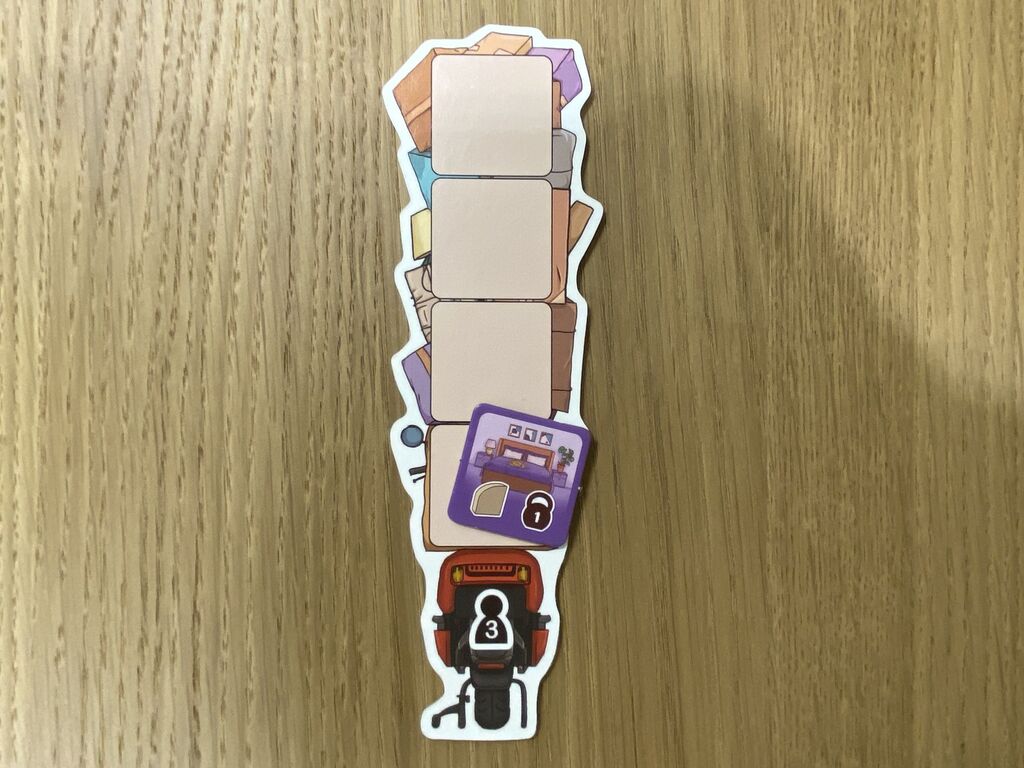 Ein Roller, auf dem vier Felder als Gepäck gestapelt sind.