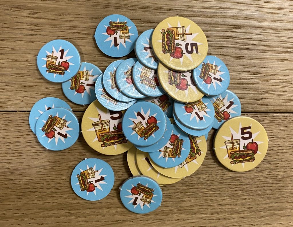 Runde Plättchen mit Zahlen und Essen aus "Moving Day".